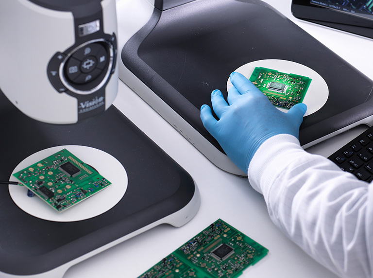 03_EVO-Cam-II_pcb_2_boards_under_microscope_768x572px PCB boards under EVO Cam II digital microscope