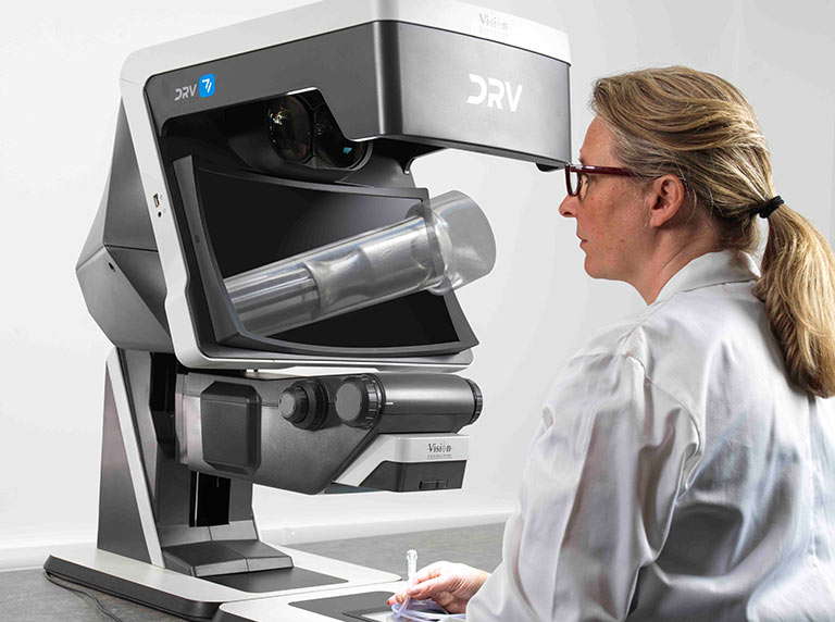 04-DRV-Z1-digital-3D-stereo-system-feature-ease-of-use-nasal-canula-768x572px Woman in white coating using DRV Z1 stereo inspection system to inspect nasal canula