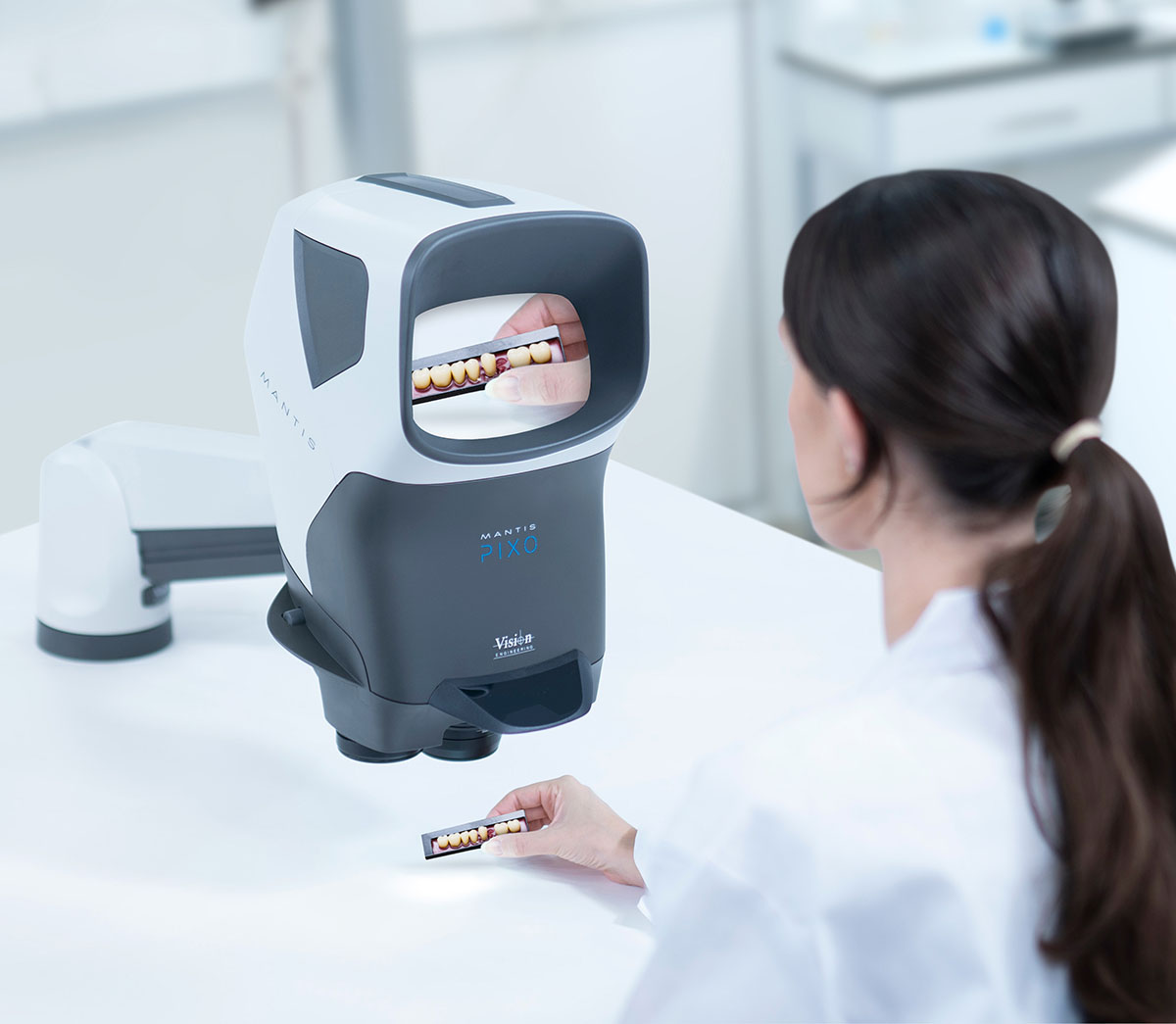 Mantis-dental-product-feature-1200×1045 Mantis eyepiece-less stereo microscope examining a set of teeth