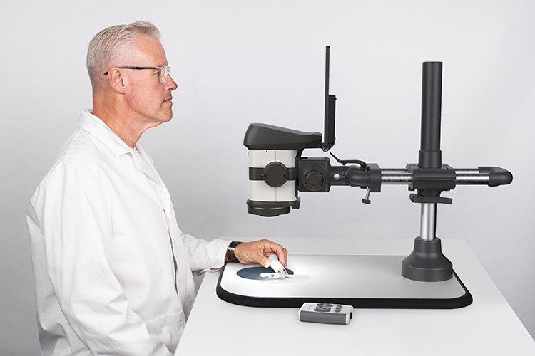 VISO_ergonomics_medical_glasses-750×500 Man viewing a medical device with the ProteQ VISO digital stereo microscope