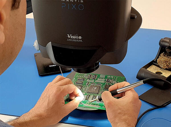 Soldering PCB with Mantis PIXO stereo microscope 600×447 1 hand soldering PCB under Mantis stereo microscope